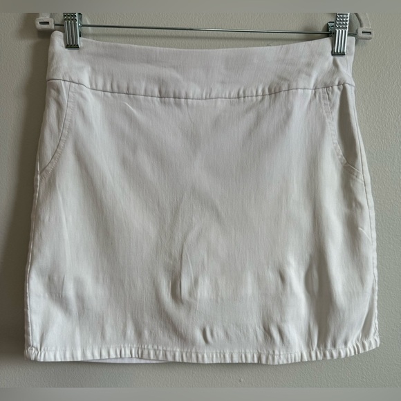 Izod Dresses & Skirts - IZOD Golf Women’s White Pull-on Stretch Skort Size 6